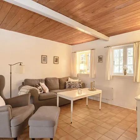 Family Cottage For Eight Guests Hébergement de vacances *