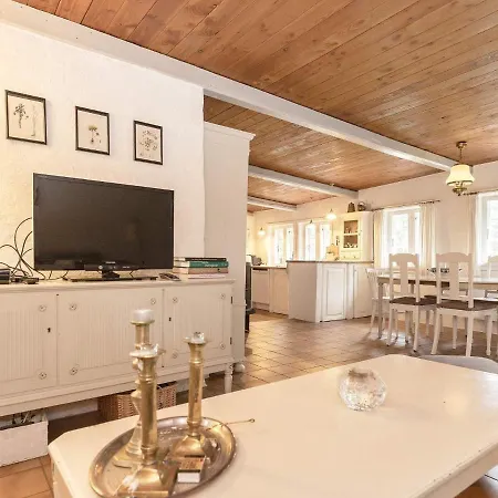 Family Cottage For Eight Guests Hébergement de vacances