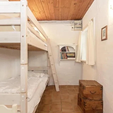 Family Cottage For Eight Guests Hébergement de vacances *