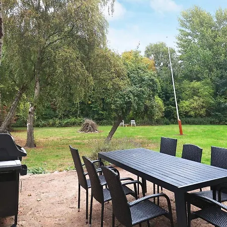 Family For Eight Guests *