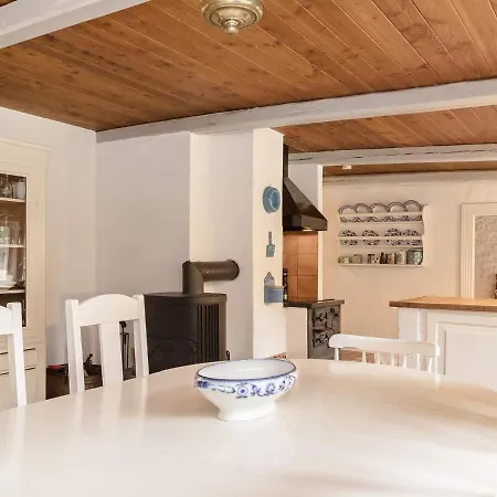 Family Cottage For Eight Guests Hébergement de vacances *